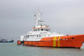 Tàu SAR 412 kéo tàu cá gặp nạn về bờ an toàn tại Đà Nẵng. (Ảnh: TTXVN phát) 