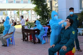 Lấy mẫu xét nghiệm sàng lọc SARS-CoV-2 tại thành phố Cao Lãnh, Đồng Tháp. (Ảnh: Chương Đài/TTXVN) 