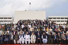Thủ tướng Pakistan Shahbaz Sharif (thứ 7, phải, hàng đầu) chụp ảnh chung với các nghị sỹ Quốc hội tại Islamabad, ngày 9/8/2023. (Ảnh: AFP/TTXVN) 