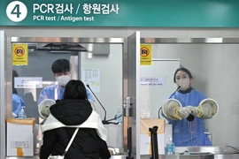 Nhân viên y tế lấy mẫu xét nghiệm COVID-19 cho hành khách tại sân bay Incheon, Hàn Quốc, ngày 3/1/2023. (Ảnh: AFP/TTXVN)