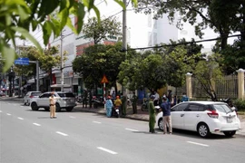 Tổ kiểm tra thực hiện các biện pháp phòng, chống dịch COVID-19 phường 5 phối hợp các lực lượng thuộc Công an thành phố Cà Mau kiểm tra trên tuyến đường Phan Ngọc Hiển vào trưa ngày 26/7. (Ảnh: Kim Há/TTXVN) 