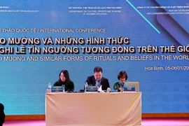 Các đại biểu chủ trì Hội thảo Quốc tế Mo Mường và những hình thức nghi lễ tín ngưỡng tương đồng trên thế giới. (Ảnh: Thanh Hải/TTXVN)