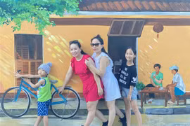 Du khách chụp ảnh lưu niệm tại làng bích họa Hòn Thiên (xã Tân Hải, huyện Ninh Hải). (Ảnh: Nguyễn Thành/TTXVN) 