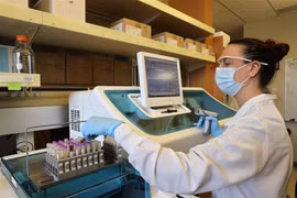 Nhà khoa học nghiên cứu vaccine ngừa COVID-19 tại phòng thí nghiệm của Novavax ở Washington, Mỹ. (Ảnh: AFP/TTXVN) 