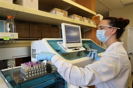 Nhà khoa học nghiên cứu vaccine ngừa COVID-19 tại phòng thí nghiệm của Novavax ở Washington, Mỹ. (Ảnh: AFP/TTXVN) 