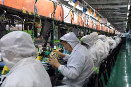 Công nhân tại một xưởng sản xuất của khu công nghệ Foxconn ở Trịnh Châu, tỉnh Hà Nam, miền Trung Trung Quốc. (Nguồn: VCG)