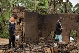 Một ngôi nhà bị phá hủy sau một vụ tấn công tại Cộng hòa Dân chủ Congo. (Ảnh: AFP/TTXVN)