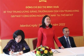 Trưởng Ban Dân vận Trung ương Bùi Thị Minh Hoài gặp gỡ đại diện Cộng đồng người Việt Nam tại Thổ Nhĩ Kỳ. (Ảnh: Ngọc Biên/TTXVN) 