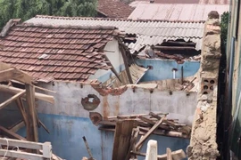 Nhà ở của người dân huyện Bình Sơn bị hư hại sau bão số 4. (Ảnh: TTXVN phát) 