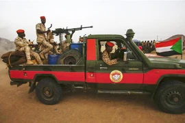 Các thành viên Lực lượng hỗ trợ nhanh (RSF) tuần tra tại làng Qarri, cách thủ đô Khartoum của Sudan 90km về phía Bắc. (Ảnh: AFP/TTXVN)