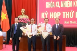 Lãnh đạo Hội đồng Nhân dân tỉnh Ninh Thuận tặng hoa chúc mừng Phó Chủ tịch Ủy ban Nhân dân tỉnh, Ủy viên Ủy ban Nhân dân tỉnh nhiệm kỳ 2021-2026. (Ảnh: Công Thử/TTXVN)