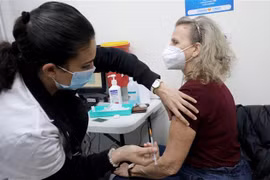 Nhân viên y tế tiêm vaccine phòng COVID-19 cho người dân tại thành phố Modiin, Israel ngày 12/1/2022. (Ảnh: THX/TTXVN) 