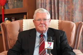 Giáo sư Carl Thayer trả lời phỏng vấn của phóng viên TTXVN tại Australia. (Ảnh: Lê Đạt/TTXVN)