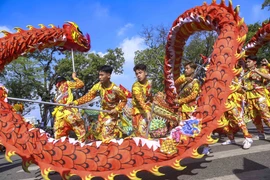 Trình diễn áo dài tại Lễ khai mạc Festival Thu Hà Nội. (Ảnh: Tuấn Đức/TTXVN)
