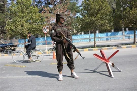 Cảnh sát gác tại hiện trường một vụ đánh bom ở Kabul, Afghanistan. (Ảnh: THX/TTXVN)