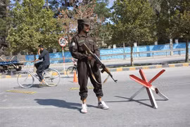 Cảnh sát gác tại hiện trường một vụ đánh bom ở Kabul, Afghanistan. (Ảnh: THX/TTXVN)