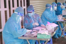 [Photo] Truy tìm F0 tại 11 phường thực hiện 'khóa chặt' ở Bình Dương