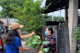 11 phường 'khóa chặt' ở Bình Dương: Bắt đầu phát lương thực cho dân