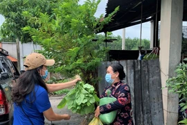 11 phường 'khóa chặt' ở Bình Dương: Bắt đầu phát lương thực cho dân