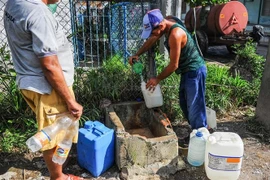 Người dân lấy nước sinh hoạt tại tỉnh Pinar del Rio, Cuba. (Ảnh: AFP/TTXVN)