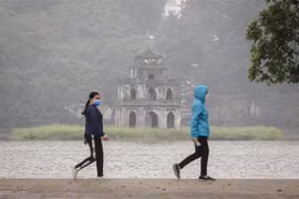 Chất lượng không khí ở mức độ xấu, người dân nên hạn chế ra đường. (Ảnh: Thành Đạt/TTXVN) 
