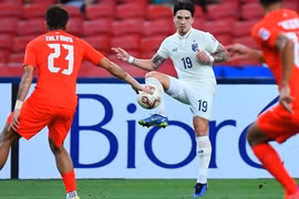 Singapore dù nỗ lực dâng cao đội hình nhưng không thành công và chịu thất bại với tỷ số 0-2. (Nguồn: Changsuek) 