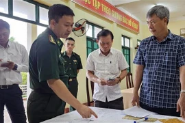 Lãnh đạo tỉnh Quảng Nam chỉ đạo công tác tìm kiếm các ngư dân mất tích trên biển. (Ảnh: Trần Tĩnh/TTXVN)