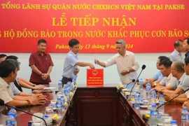 Tổng lãnh sự Việt Nam tại Pakse, Nam Lào phát động quyên góp, ủng hộ. (Ảnh: TTXVN phát)