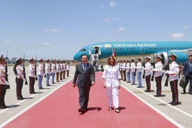 Phó Chủ tịch Quốc hội Cuba Ana Maria Mari Machado đón Chủ tịch Quốc hội Vương Đình Huệ tại Sân bay José Martí. (Ảnh: Doãn Tấn/TTXVN)