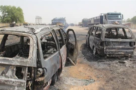 Ôtô bị thiêu rụi trong một vụ tấn công tại Nigeria. (Nguồn: AFP/TTXVN) 