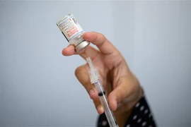 Vaccine phòng COVID-19 của hãng Pfizer/BioNTech. (Ảnh: AFP/TTXVN) 