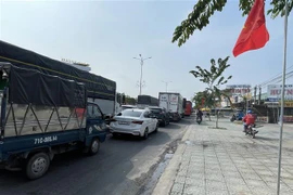 Ùn tắc giao thông nghiêm trọng tại Quốc lộ 60 đoạn qua tỉnh Bến Tre. (Ảnh: Công Trí/TTXVN)