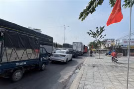 Ùn tắc giao thông nghiêm trọng tại Quốc lộ 60 đoạn qua tỉnh Bến Tre. (Ảnh: Công Trí/TTXVN)