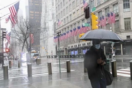 Người dân đeo khẩu trang phòng tránh lây nhiễm COVID-19 tại New York, Mỹ, ngày 23/3/2020. (Nguồn: THX/TTXVN) 