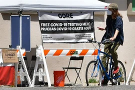 Một điểm xét nghiệm COVID-19 tại Los Angeles, California, Mỹ. (Ảnh: AFP/TTXVN)