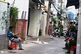 Toàn bộ hẻm Lê Lâm bị phong tỏa để điều tra vụ nổ súng. (Nguồn: nld.com.vn) 