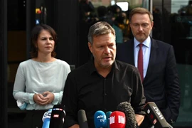 Ứng cử viên thủ tướng của đảng Xanh Annalena Baerbock, đồng Chủ tịch đảng Xanh Robert Habeck và Chủ tịch FDP Christian Lindner tại cuộc họp báo sau cuộc đàm phán thăm dò chính thức đầu tiên ở Berlin ngày 1/10/2021. (Ảnh: AFP/TTXVN) 