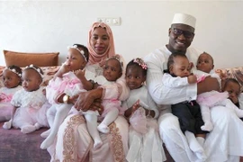 Chín đứa con của bà mẹ Halima Cisse chụp ảnh lưu niệm nhân dịp sinh nhật 1 tuổi. (Ảnh: The Times/TTXVN) 