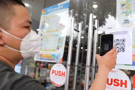 Nhiều hàng quán dọn dẹp sẵn sàng để bán mang về. (Ảnh: Minh Sơn/Vietnam+) 
