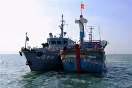 Tàu tuần tra lực lượng Biên phòng, kiểm tra kiểm soát gần bờ vừa bảo vệ chủ quyền biển đảo, an ninh biên giới biển, vừa làm nhiệm vụ bảo vệ hành lang an toàn đường ống dẫn khí cùng các công trình dầu khí trên biển cũng như kịp thời phát hiện, xử lý nghiêm các trường hợp vi phạm IUU. (Ảnh: Huỳnh Sơn/TTXVN)