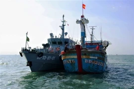 Tàu tuần tra lực lượng Biên phòng, kiểm tra kiểm soát gần bờ vừa bảo vệ chủ quyền biển đảo, an ninh biên giới biển, vừa làm nhiệm vụ bảo vệ hành lang an toàn đường ống dẫn khí cùng các công trình dầu khí trên biển cũng như kịp thời phát hiện, xử lý nghiêm các trường hợp vi phạm IUU. (Ảnh: Huỳnh Sơn/TTXVN)