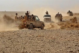 Binh sỹ quân đội chính phủ Yemen giao tranh với lực lượng Houthi tại tỉnh Marib, Yemen, ngày 22/11/2020. (Nguồn: AFP/TTXVN) 