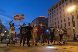 Người biểu tình phản đối phân biệt chủng tộc tập trung phía trước Nhà Trắng tại Washington D.C., Mỹ, ngày 24/6/2020. (Nguồn: THX/TTXVN) 