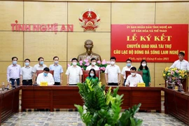 Lễ ký kết chuyển giao nhà tài trợ CLB bóng đá Sông Lam Nghệ An giữa Tập đoàn Tân Long và Ngân hàng TMCP Bắc Á. (Ảnh: Tá Chuyên/TTXVN) 