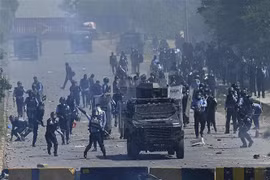 Cảnh sát Pakistan được triển khai để giải tán người biểu tình ủng hộ cựu Thủ tướng Imran Khan gây bạo loạn tại Islamabad ngày 10/5/2023. (Ảnh: AFP/TTXVN)