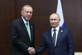 Tổng thống Thổ Nhĩ Kỳ Recep Tayyip Erdogan (trái) và Tổng thống Nga Vladimir Putin tại cuộc gặp ở Astana, Kazakhstan ngày 13/10/2022. (Ảnh: AFP/TTXVN) 