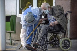 Nhân viên y tế điều trị cho bệnh nhân COVID-19 tại trung tâm y tế Grigor Lusavorich ở Armenia ngày 1/6/2020. (Nguồn: AFP/TTXVN) 