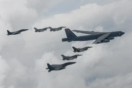 Máy bay ném bom chiến lược B-52H và máy bay phản lực F-16 của Mỹ tham gia cuộc tập trận không quân chung với tiêm kích F-15 của Hàn Quốc trên Bán đảo Triều Tiên, ngày 13/7/2023. (Ảnh: YONHAP/TTXVN)