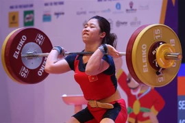 Vận động viên Hoàng Thị xuất sắc đoạt Huy chương Vàng hạng cân 59kg nữ với tổng cử là 204kg. (Ảnh: Quốc Khánh/TTXVN) 