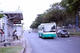 Nhà chờ xe buýt trên trục đường chính Trường Chinh, Thành phố Hồ Chí Minh. (Ảnh: Tiến Lực/TTXVN) 